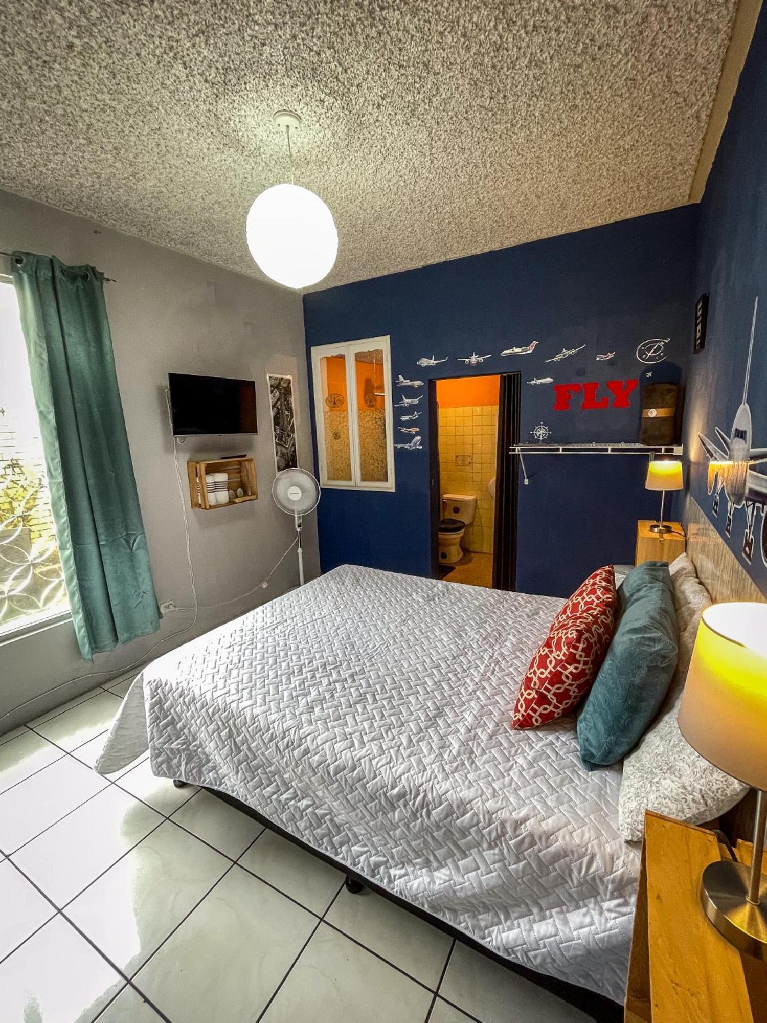 Hostal De Lucca Guatemala City Bagian luar foto